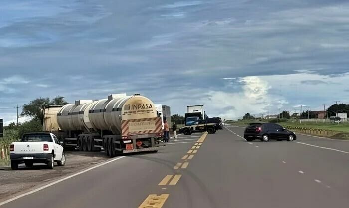 Imagem de compartilhamento para o artigo Colisão entre carro e carretas deixa ferido na BR-163 em São Gabriel do Oeste da MS Todo dia